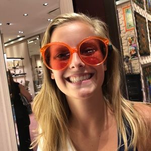 Meet your Posher, Currie